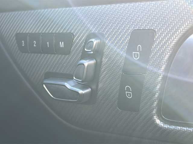 メルセデス・ベンツ ＳＬＣ２００ スポーツ 千葉県 2016(平28)年 5.7万km ブリリアントブルーM 純正ナビ/ワンセグテレビ/バックカメラ/Bluetooth/CD/DVD/USB/ビルトインETC/レダークルーズコントロール/ハーマンカードンサウンド/前方ドライブレコーダー/カーテシライト/オープンカー/ブラインドスポットアシスト/アクティブステアリング/アクティブブレーキ/ABS(アンチロック・ブレーキ・システム)/BAS(ブレーキアシストシステム)/アダクティブブレーキライト/ESP(エレクトロニック・スタビリティ・プログラム)/EBD(電子制御ブレーキングシステム)/盗難防止警報システム/シートヒーター/エアスカーフ/左右メモリー機能付きパワーシート/プッシュスタート/スマートキー/スペアキー１本/アンビエントライト/ステアリングスイッチ/純正アルミホイール/純正フロアマット/取扱説明書/保証書