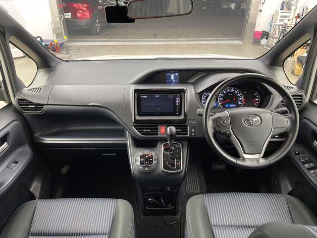 トヨタ ヴォクシー ZS 兵庫県 2016(平28)年 7.4万km ホワイトパールクリスタルシャイン ・ALPINEナビ（CD/DVD/TV/SD/BT)/・片側パワースライドドア/・ALPINE10.1インチフリップダウンモニター/・ETC/・バックカメラ/・社外ドライブレコーダー/・プリクラッシュセーフティ/・レーンディパーチャーアラート/・オートマチックハイビーム/・純正16インチAW/・LEDヘッドライト/・オートライト/・フォグランプ/・プッシュスタート/・スマートキー/・アイドリングストップ/・スペアキー