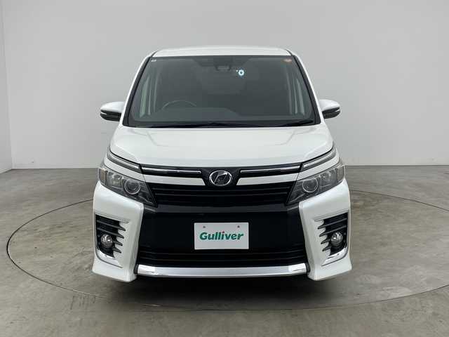 トヨタ ヴォクシー ZS 兵庫県 2016(平28)年 7.4万km ホワイトパールクリスタルシャイン ・ALPINEナビ（CD/DVD/TV/SD/BT)/・片側パワースライドドア/・ALPINE10.1インチフリップダウンモニター/・ETC/・バックカメラ/・社外ドライブレコーダー/・プリクラッシュセーフティ/・レーンディパーチャーアラート/・オートマチックハイビーム/・純正16インチAW/・LEDヘッドライト/・オートライト/・フォグランプ/・プッシュスタート/・スマートキー/・アイドリングストップ/・スペアキー