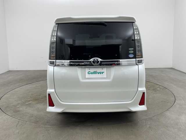 トヨタ ヴォクシー ZS 兵庫県 2016(平28)年 7.4万km ホワイトパールクリスタルシャイン ・ALPINEナビ（CD/DVD/TV/SD/BT)/・片側パワースライドドア/・ALPINE10.1インチフリップダウンモニター/・ETC/・バックカメラ/・社外ドライブレコーダー/・プリクラッシュセーフティ/・レーンディパーチャーアラート/・オートマチックハイビーム/・純正16インチAW/・LEDヘッドライト/・オートライト/・フォグランプ/・プッシュスタート/・スマートキー/・アイドリングストップ/・スペアキー