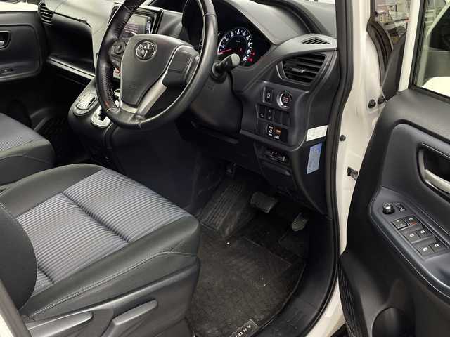 トヨタ ヴォクシー ZS 兵庫県 2016(平28)年 7.4万km ホワイトパールクリスタルシャイン ・ALPINEナビ（CD/DVD/TV/SD/BT)/・片側パワースライドドア/・ALPINE10.1インチフリップダウンモニター/・ETC/・バックカメラ/・社外ドライブレコーダー/・プリクラッシュセーフティ/・レーンディパーチャーアラート/・オートマチックハイビーム/・純正16インチAW/・LEDヘッドライト/・オートライト/・フォグランプ/・プッシュスタート/・スマートキー/・アイドリングストップ/・スペアキー