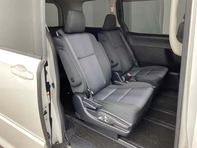 トヨタ ヴォクシー ZS 兵庫県 2016(平28)年 7.4万km ホワイトパールクリスタルシャイン ・ALPINEナビ（CD/DVD/TV/SD/BT)/・片側パワースライドドア/・ALPINE10.1インチフリップダウンモニター/・ETC/・バックカメラ/・社外ドライブレコーダー/・プリクラッシュセーフティ/・レーンディパーチャーアラート/・オートマチックハイビーム/・純正16インチAW/・LEDヘッドライト/・オートライト/・フォグランプ/・プッシュスタート/・スマートキー/・アイドリングストップ/・スペアキー