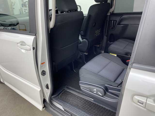 トヨタ ヴォクシー ZS 兵庫県 2016(平28)年 7.4万km ホワイトパールクリスタルシャイン ・ALPINEナビ（CD/DVD/TV/SD/BT)/・片側パワースライドドア/・ALPINE10.1インチフリップダウンモニター/・ETC/・バックカメラ/・社外ドライブレコーダー/・プリクラッシュセーフティ/・レーンディパーチャーアラート/・オートマチックハイビーム/・純正16インチAW/・LEDヘッドライト/・オートライト/・フォグランプ/・プッシュスタート/・スマートキー/・アイドリングストップ/・スペアキー