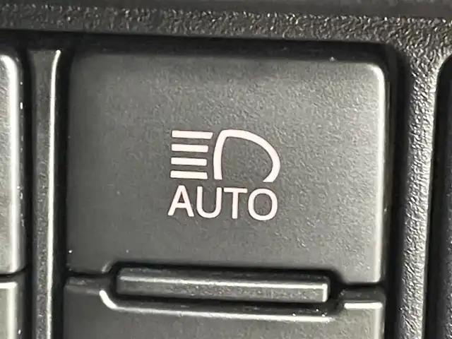 トヨタ ヴォクシー ZS 煌Ⅱ 群馬県 2020(令2)年 1.8万km ホワイトパールクリスタルシャイン フリップダウンモニター　純正９インチナビ　バックカメラ　両側パワースライドドア　クルーズコントロール　ＬＥＤライト　ＡＨＢ　純正１６インチＡＷ　ステアリングリモコン　ＥＴＣ　スマートキー　禁煙車