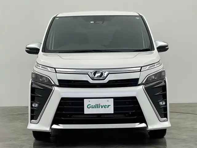 トヨタ ヴォクシー ZS 煌Ⅱ 群馬県 2020(令2)年 1.8万km ホワイトパールクリスタルシャイン フリップダウンモニター　純正９インチナビ　バックカメラ　両側パワースライドドア　クルーズコントロール　ＬＥＤライト　ＡＨＢ　純正１６インチＡＷ　ステアリングリモコン　ＥＴＣ　スマートキー　禁煙車