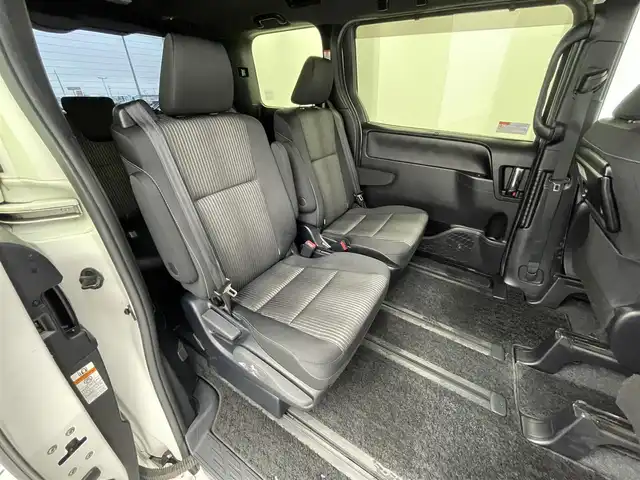 トヨタ ヴォクシー ZS 煌Ⅱ 群馬県 2020(令2)年 1.8万km ホワイトパールクリスタルシャイン フリップダウンモニター　純正９インチナビ　バックカメラ　両側パワースライドドア　クルーズコントロール　ＬＥＤライト　ＡＨＢ　純正１６インチＡＷ　ステアリングリモコン　ＥＴＣ　スマートキー　禁煙車