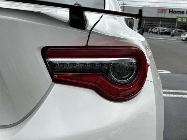 トヨタ ８６ GT リミテッド ブラックPKG 静岡県 2018(平30)年 1.4万km クリスタルホワイトパール 純正SDナビ（AM FM CD DVD Bluetooth）/純正ドライブレコーダー（前）/LEDオートヘッドライト/ハーフレザーシート/シートヒーター/クルーズコントロール/純正17インチアルミホイール/革巻きステアリング/ステアリングスイッチ/スマートキー＆プッシュスタート/フロントフォグランプ/MTモード/寒冷地仕様/純正フロアマット/取扱説明書/保証書/ビークルスタビリティコントロール（横滑り防止）/フルセグTV/バックモニター/ETC