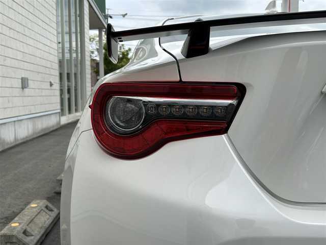 トヨタ ８６ GT リミテッド ブラックPKG 静岡県 2018(平30)年 1.4万km クリスタルホワイトパール 純正SDナビ（AM FM CD DVD Bluetooth）/純正ドライブレコーダー（前）/LEDオートヘッドライト/ハーフレザーシート/シートヒーター/クルーズコントロール/純正17インチアルミホイール/革巻きステアリング/ステアリングスイッチ/スマートキー＆プッシュスタート/フロントフォグランプ/MTモード/寒冷地仕様/純正フロアマット/取扱説明書/保証書/ビークルスタビリティコントロール（横滑り防止）/フルセグTV/バックモニター/ETC