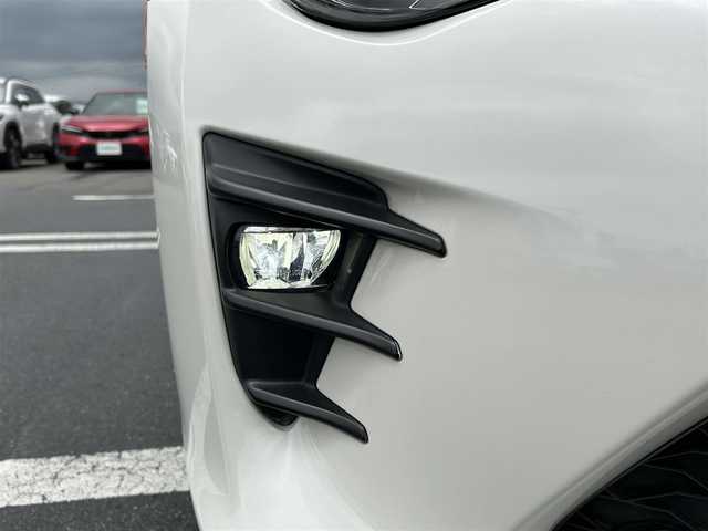 トヨタ ８６ GT リミテッド ブラックPKG 静岡県 2018(平30)年 1.4万km クリスタルホワイトパール 純正SDナビ（AM FM CD DVD Bluetooth）/純正ドライブレコーダー（前）/LEDオートヘッドライト/ハーフレザーシート/シートヒーター/クルーズコントロール/純正17インチアルミホイール/革巻きステアリング/ステアリングスイッチ/スマートキー＆プッシュスタート/フロントフォグランプ/MTモード/寒冷地仕様/純正フロアマット/取扱説明書/保証書/ビークルスタビリティコントロール（横滑り防止）/フルセグTV/バックモニター/ETC
