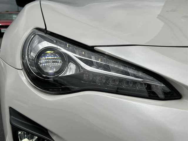 トヨタ ８６ GT リミテッド ブラックPKG 静岡県 2018(平30)年 1.4万km クリスタルホワイトパール 純正SDナビ（AM FM CD DVD Bluetooth）/純正ドライブレコーダー（前）/LEDオートヘッドライト/ハーフレザーシート/シートヒーター/クルーズコントロール/純正17インチアルミホイール/革巻きステアリング/ステアリングスイッチ/スマートキー＆プッシュスタート/フロントフォグランプ/MTモード/寒冷地仕様/純正フロアマット/取扱説明書/保証書/ビークルスタビリティコントロール（横滑り防止）/フルセグTV/バックモニター/ETC