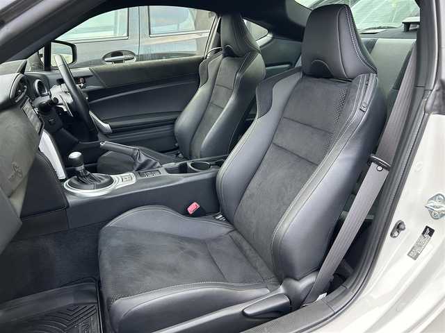 トヨタ ８６ GT リミテッド ブラックPKG 静岡県 2018(平30)年 1.4万km クリスタルホワイトパール 純正SDナビ（AM FM CD DVD Bluetooth）/純正ドライブレコーダー（前）/LEDオートヘッドライト/ハーフレザーシート/シートヒーター/クルーズコントロール/純正17インチアルミホイール/革巻きステアリング/ステアリングスイッチ/スマートキー＆プッシュスタート/フロントフォグランプ/MTモード/寒冷地仕様/純正フロアマット/取扱説明書/保証書/ビークルスタビリティコントロール（横滑り防止）/フルセグTV/バックモニター/ETC