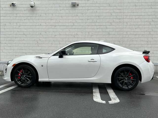 トヨタ ８６ GT リミテッド ブラックPKG 静岡県 2018(平30)年 1.4万km クリスタルホワイトパール 純正SDナビ（AM FM CD DVD Bluetooth）/純正ドライブレコーダー（前）/LEDオートヘッドライト/ハーフレザーシート/シートヒーター/クルーズコントロール/純正17インチアルミホイール/革巻きステアリング/ステアリングスイッチ/スマートキー＆プッシュスタート/フロントフォグランプ/MTモード/寒冷地仕様/純正フロアマット/取扱説明書/保証書/ビークルスタビリティコントロール（横滑り防止）/フルセグTV/バックモニター/ETC