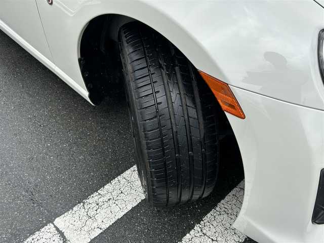 トヨタ ８６ GT リミテッド ブラックPKG 静岡県 2018(平30)年 1.4万km クリスタルホワイトパール 純正SDナビ（AM FM CD DVD Bluetooth）/純正ドライブレコーダー（前）/LEDオートヘッドライト/ハーフレザーシート/シートヒーター/クルーズコントロール/純正17インチアルミホイール/革巻きステアリング/ステアリングスイッチ/スマートキー＆プッシュスタート/フロントフォグランプ/MTモード/寒冷地仕様/純正フロアマット/取扱説明書/保証書/ビークルスタビリティコントロール（横滑り防止）/フルセグTV/バックモニター/ETC
