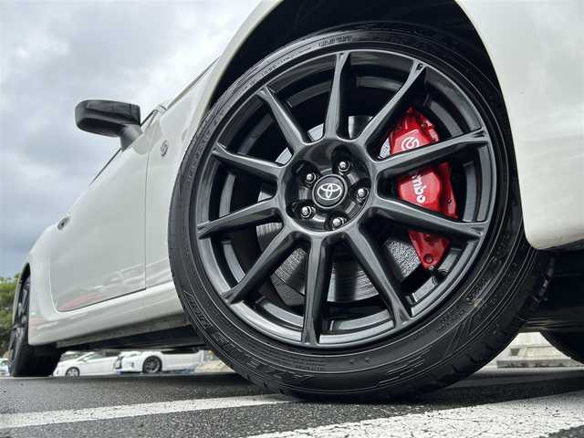 トヨタ ８６ GT リミテッド ブラックPKG 静岡県 2018(平30)年 1.4万km クリスタルホワイトパール 純正SDナビ（AM FM CD DVD Bluetooth）/純正ドライブレコーダー（前）/LEDオートヘッドライト/ハーフレザーシート/シートヒーター/クルーズコントロール/純正17インチアルミホイール/革巻きステアリング/ステアリングスイッチ/スマートキー＆プッシュスタート/フロントフォグランプ/MTモード/寒冷地仕様/純正フロアマット/取扱説明書/保証書/ビークルスタビリティコントロール（横滑り防止）/フルセグTV/バックモニター/ETC