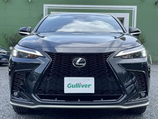 レクサス ＮＸ 350h Fスポーツ 埼玉県 2023(令5)年 0.9万km グラファイトブラックガラスフレーク ワンオーナー車/サンルーフ/赤革シート/前席エアシート＆シートヒーター＆パワーシート/純正ナビTV/パノラミックビューモニター/前後ドラレコ/ビルトインETC２．０/ヘッドアップディスプレイ/パワーバックドア/純正20インチアルミ/オレンジキャリパー/クリアランスソナー/パドルシフト/AC100V1500Wコンセント/プッシュスタート/保証書付整備手帳/取扱説明書