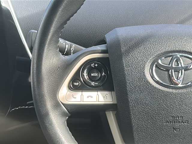 トヨタ プリウス S 沖縄県 2017(平29)年 4.8万km グレーメタリック 純正ナビ・TV・Bluetooth・CD・DVD/バックカメラ/ドライブレコーダー/オートライト/電動格納ミラー/ステアリングスイッチ/サイドバイザー/ウィンカードアミラー