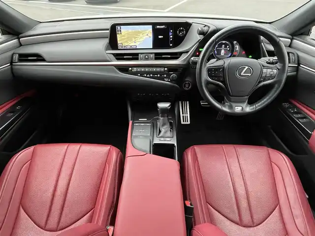 レクサス ＥＳ 300h Fスポーツ 愛媛県 2020(令2)年 5.6万km ホワイトノーヴァガラスフレーク サンルーフ(OP)/セーフティシステムプラス/　プリクラッシュセーフティ/　レーントレーシングアシスト/　アダプティブハイビーム/　レーダークルーズコントロール/　ロードサインアシスト/ブラインドスポットモニター(OP)/純正12.3インチナビ/　CD/DVD/Bluetooth/フルセグTV/バックカメラ/赤合皮シート/シートヒーター/シートベンチレーション/ステアリングヒーター/三眼フルLEDヘッドライト/ハンズフリーパワートランクリッド(OP)/前席パワーシート(D席メモリー付)/クリアンランスソナー/前方ドライブレコーダー/ビルトインETC2.0/フロアマット/プッシュスタート