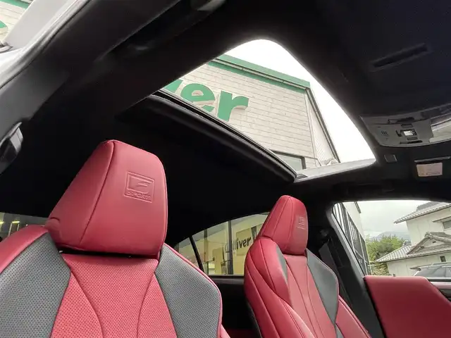 レクサス ＥＳ 300h Fスポーツ 愛媛県 2020(令2)年 5.6万km ホワイトノーヴァガラスフレーク サンルーフ(OP)/セーフティシステムプラス/　プリクラッシュセーフティ/　レーントレーシングアシスト/　アダプティブハイビーム/　レーダークルーズコントロール/　ロードサインアシスト/ブラインドスポットモニター(OP)/純正12.3インチナビ/　CD/DVD/Bluetooth/フルセグTV/バックカメラ/赤合皮シート/シートヒーター/シートベンチレーション/ステアリングヒーター/三眼フルLEDヘッドライト/ハンズフリーパワートランクリッド(OP)/前席パワーシート(D席メモリー付)/クリアンランスソナー/前方ドライブレコーダー/ビルトインETC2.0/フロアマット/プッシュスタート