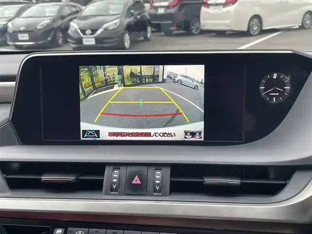 レクサス ＥＳ 300h Fスポーツ 愛媛県 2020(令2)年 5.6万km ホワイトノーヴァガラスフレーク サンルーフ(OP)/セーフティシステムプラス/　プリクラッシュセーフティ/　レーントレーシングアシスト/　アダプティブハイビーム/　レーダークルーズコントロール/　ロードサインアシスト/ブラインドスポットモニター(OP)/純正12.3インチナビ/　CD/DVD/Bluetooth/フルセグTV/バックカメラ/赤合皮シート/シートヒーター/シートベンチレーション/ステアリングヒーター/三眼フルLEDヘッドライト/ハンズフリーパワートランクリッド(OP)/前席パワーシート(D席メモリー付)/クリアンランスソナー/前方ドライブレコーダー/ビルトインETC2.0/フロアマット/プッシュスタート