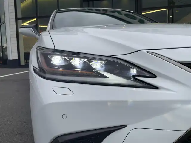 レクサス ＥＳ 300h Fスポーツ 愛媛県 2020(令2)年 5.6万km ホワイトノーヴァガラスフレーク サンルーフ(OP)/セーフティシステムプラス/　プリクラッシュセーフティ/　レーントレーシングアシスト/　アダプティブハイビーム/　レーダークルーズコントロール/　ロードサインアシスト/ブラインドスポットモニター(OP)/純正12.3インチナビ/　CD/DVD/Bluetooth/フルセグTV/バックカメラ/赤合皮シート/シートヒーター/シートベンチレーション/ステアリングヒーター/三眼フルLEDヘッドライト/ハンズフリーパワートランクリッド(OP)/前席パワーシート(D席メモリー付)/クリアンランスソナー/前方ドライブレコーダー/ビルトインETC2.0/フロアマット/プッシュスタート