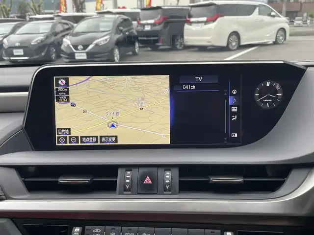 レクサス ＥＳ 300h Fスポーツ 愛媛県 2020(令2)年 5.6万km ホワイトノーヴァガラスフレーク サンルーフ(OP)/セーフティシステムプラス/　プリクラッシュセーフティ/　レーントレーシングアシスト/　アダプティブハイビーム/　レーダークルーズコントロール/　ロードサインアシスト/ブラインドスポットモニター(OP)/純正12.3インチナビ/　CD/DVD/Bluetooth/フルセグTV/バックカメラ/赤合皮シート/シートヒーター/シートベンチレーション/ステアリングヒーター/三眼フルLEDヘッドライト/ハンズフリーパワートランクリッド(OP)/前席パワーシート(D席メモリー付)/クリアンランスソナー/前方ドライブレコーダー/ビルトインETC2.0/フロアマット/プッシュスタート