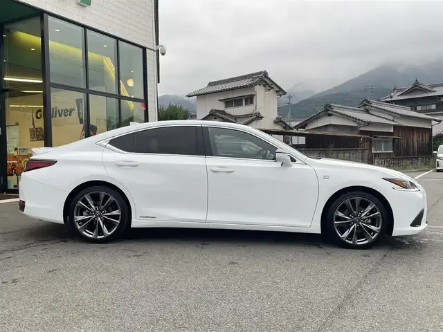 レクサス ＥＳ 300h Fスポーツ 愛媛県 2020(令2)年 5.6万km ホワイトノーヴァガラスフレーク サンルーフ(OP)/セーフティシステムプラス/　プリクラッシュセーフティ/　レーントレーシングアシスト/　アダプティブハイビーム/　レーダークルーズコントロール/　ロードサインアシスト/ブラインドスポットモニター(OP)/純正12.3インチナビ/　CD/DVD/Bluetooth/フルセグTV/バックカメラ/赤合皮シート/シートヒーター/シートベンチレーション/ステアリングヒーター/三眼フルLEDヘッドライト/ハンズフリーパワートランクリッド(OP)/前席パワーシート(D席メモリー付)/クリアンランスソナー/前方ドライブレコーダー/ビルトインETC2.0/フロアマット/プッシュスタート