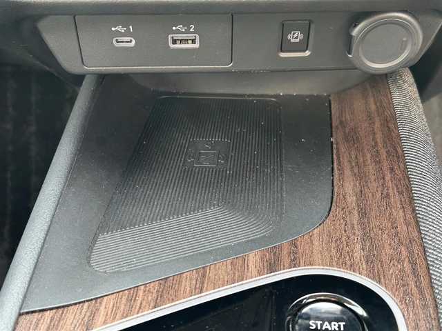 日産 オーラ G レザーエディション 愛媛県 2022(令4)年 4万km ピュアホワイトパール 登録時走行距離：39471km/BOSEスピーカー/メーカーOP純正ナビ/AM/FM/BT/フルセグTV//AppleCarPlay/AndroidAuto/HDMI/USB/ETC2.0/全方位カメラ/前方ドラレコ/追従クルコン/衝突軽減システム/LEDヘッドライト/オートライト/オートハイビーム/エンジンスタートボタン/スマートキー/純正アルミホイール/純正フロアマット/前後コーナーセンサー