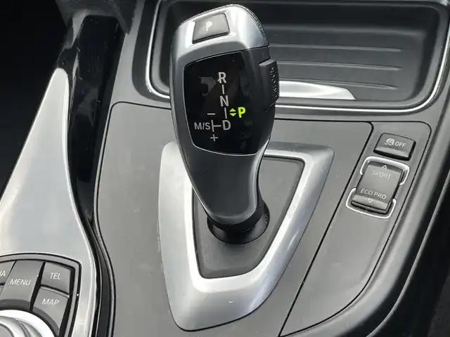 ＢＭＷ ３２０ｉ スポーツ 滋賀県 2013(平25)年 5.3万km ミネラルホワイト 禁煙車/純正ナビ/（CD/DVD/BT/AUX/FM/AM）/バックカメラ/ミラー一体型ETC/前席パワーシート/クルーズコントロール/クリアランスソナー/プッシュスタート/スマートキー/純正17インチAW