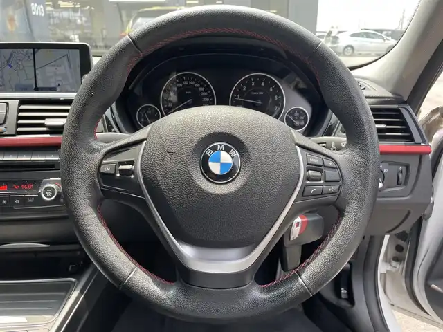 ＢＭＷ ３２０ｉ スポーツ 滋賀県 2013(平25)年 5.3万km ミネラルホワイト 禁煙車/純正ナビ/（CD/DVD/BT/AUX/FM/AM）/バックカメラ/ミラー一体型ETC/前席パワーシート/クルーズコントロール/クリアランスソナー/プッシュスタート/スマートキー/純正17インチAW