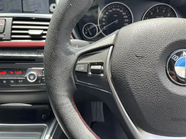 ＢＭＷ ３２０ｉ スポーツ 滋賀県 2013(平25)年 5.3万km ミネラルホワイト 禁煙車/純正ナビ/（CD/DVD/BT/AUX/FM/AM）/バックカメラ/ミラー一体型ETC/前席パワーシート/クルーズコントロール/クリアランスソナー/プッシュスタート/スマートキー/純正17インチAW