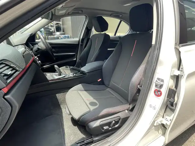 ＢＭＷ ３２０ｉ スポーツ 滋賀県 2013(平25)年 5.3万km ミネラルホワイト 禁煙車/純正ナビ/（CD/DVD/BT/AUX/FM/AM）/バックカメラ/ミラー一体型ETC/前席パワーシート/クルーズコントロール/クリアランスソナー/プッシュスタート/スマートキー/純正17インチAW