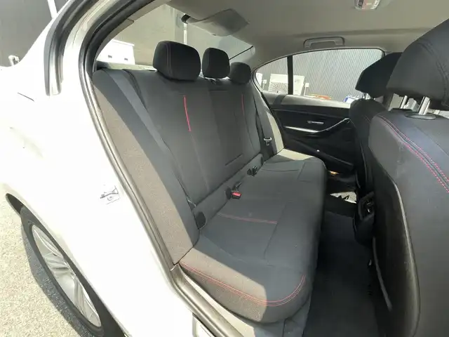ＢＭＷ ３２０ｉ スポーツ 滋賀県 2013(平25)年 5.3万km ミネラルホワイト 禁煙車/純正ナビ/（CD/DVD/BT/AUX/FM/AM）/バックカメラ/ミラー一体型ETC/前席パワーシート/クルーズコントロール/クリアランスソナー/プッシュスタート/スマートキー/純正17インチAW