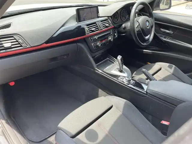 ＢＭＷ ３２０ｉ スポーツ 滋賀県 2013(平25)年 5.3万km ミネラルホワイト 禁煙車/純正ナビ/（CD/DVD/BT/AUX/FM/AM）/バックカメラ/ミラー一体型ETC/前席パワーシート/クルーズコントロール/クリアランスソナー/プッシュスタート/スマートキー/純正17インチAW