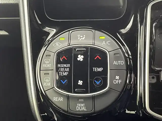 トヨタ ヴォクシー ZS 煌Ⅲ 群馬県 2020(令2)年 5.4万km ブラック 純正９インチナビ　バックカメラ　クルーズコントロール　両側パワースライドドア　ＬＥＤライト　ＡＨＢ　ハーフレザーシート　純正１６インチＡＷ　ステアリングリモコン　クリアランスソナー　ドラレコ　ＥＴＣ