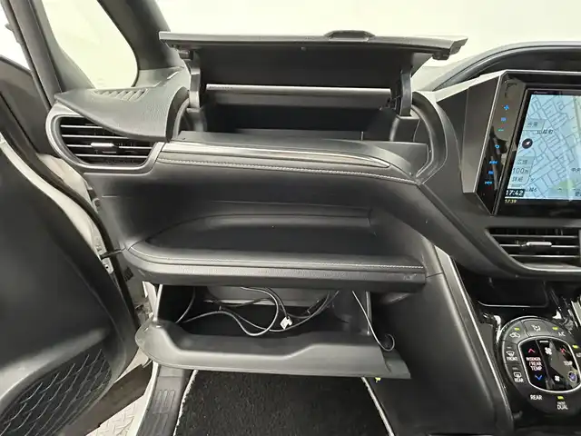 トヨタ エスクァイア Gi プレミアムパッケージ ブラックテーラード 愛媛県 2020(令2)年 4.7万km ホワイトパールクリスタルシャイン ・トヨタセーフティセンス　/・レーンキープ　/・社外カロッツェリアナビ　/・フルセグ/CD/DVD/BT　/・バックカメラ　/・社外フリップダウンモニター　/・両側パワースライドドア　/・シートヒーター　/・ドライブレコーダー　/・プッシュスタート　/・スマートキー　/・スペアキー