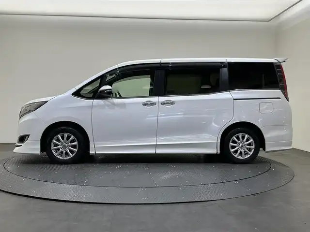 トヨタ エスクァイア Gi プレミアムパッケージ ブラックテーラード 愛媛県 2020(令2)年 4.7万km ホワイトパールクリスタルシャイン ・トヨタセーフティセンス　/・レーンキープ　/・社外カロッツェリアナビ　/・フルセグ/CD/DVD/BT　/・バックカメラ　/・社外フリップダウンモニター　/・両側パワースライドドア　/・シートヒーター　/・ドライブレコーダー　/・プッシュスタート　/・スマートキー　/・スペアキー
