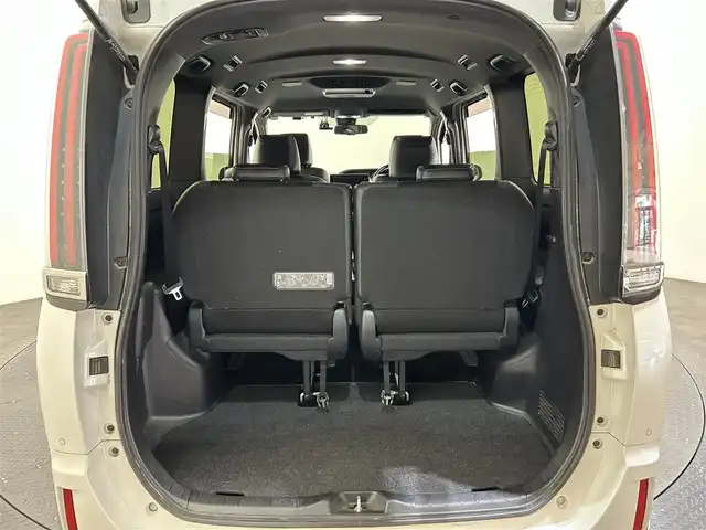 トヨタ エスクァイア Gi プレミアムパッケージ ブラックテーラード 愛媛県 2020(令2)年 4.7万km ホワイトパールクリスタルシャイン ・トヨタセーフティセンス　/・レーンキープ　/・社外カロッツェリアナビ　/・フルセグ/CD/DVD/BT　/・バックカメラ　/・社外フリップダウンモニター　/・両側パワースライドドア　/・シートヒーター　/・ドライブレコーダー　/・プッシュスタート　/・スマートキー　/・スペアキー