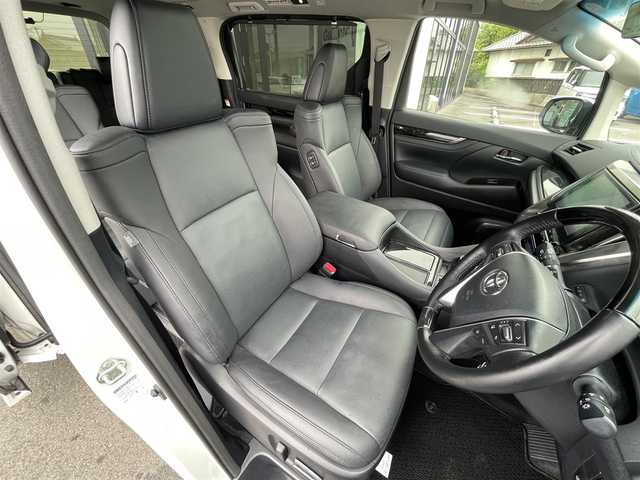 トヨタ アルファード S Cパッケージ 愛媛県 2022(令4)年 2.8万km ホワイトパールクリスタルシャイン Wサンルーフ/プリクラッシュセーフティ/レーダークルーズコントロール/レーントレーシングアシスト/クリアランスソナー /ブラインドスポットモニター/純正8インチディスプレイオーディオ/デジタルインナーミラー/バックカメラ/黒レザーシート/前席シートヒーター/ベンチレーション/前席パワーシート/パワーバックドア/三眼LEDヘッドライト/ウッドコンビステアリング/ステアリングヒーター/ステアリングスイッチ/フロアマット/AC100Vコンセント/ETC