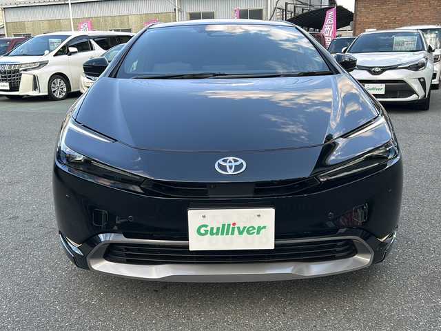 トヨタ プリウス Z 埼玉県 2025(令7)年 0.4万km アティチュードブラックマイカ ワンオーナー/Toyota Safety Sense/ ・プリクラッシュ/ ・レーンアシスト/ ・レーダークルーズコントロール/ ・BSM/ ・クリアランスソナー/ガラスルーフ/純正ナビ/AM/FM/TV/BT/USB/Miracast/ビルトインETC2.0/全方位カメラ/スマホ置くだけ充電/ハンドルヒーター/レザーシート/前席エアシート/パワーバックドア/運転席メモリーシート/LEDヘッドライト/プッシュスタート/スペアキー有り/保証書/取扱説明書