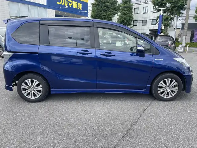 ホンダ フリード ハイブリット ジャストセレクション 東京都 2013(平25)年 4.6万km 紺 (株)IDOMが運営する【じしゃロン昭島店】の自社ローン専用車両になります。こちらは現金またはオートローンご利用時の価格です。自社ローンご希望の方は別途その旨お申付け下さい/純正ナビ/BT/TV/SD/CD/DVD/バックカメラ/ビルトインETC/スマートキー/両側パワースライドドア/ドライブレコーダー/クルーズコントロール/ステアリングスイッチ/シートリフター/電動格納ドアミラー/ウィンカーミラー/純正アルミホイール/純正フロアマット