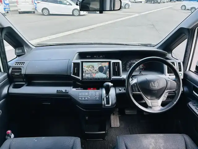 ホンダ ステップワゴン スパーダ Z 岡山県 2013(平25)年 12.8万km ホワイトオーキッドパール (株)IDOMが運営する【じしゃロン岡山店】の自社ローン専用車両です。こちらは現金またはオートローンご利用時の価格です。 自社ローンご希望の方は別途その旨お申し付け下さい/＊ナビ/＊両側パワスラ/＊ETC/＊TV/＊バックカメラ/＊ドラレコ/＊パドルシフト
