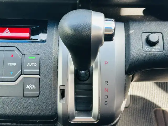 ホンダ ステップワゴン スパーダ Z 岡山県 2013(平25)年 12.8万km ホワイトオーキッドパール (株)IDOMが運営する【じしゃロン岡山店】の自社ローン専用車両です。こちらは現金またはオートローンご利用時の価格です。 自社ローンご希望の方は別途その旨お申し付け下さい/＊ナビ/＊両側パワスラ/＊ETC/＊TV/＊バックカメラ/＊ドラレコ/＊パドルシフト