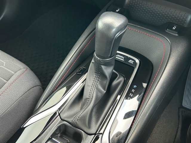 トヨタ カローラ スポーツ ハイブリッドG Z 千葉県 2023(令5)年 1.9万km アティチュードブラックマイカ 純正ディスプレイオーディオ/Bluetooth/AM/FM/Miracast/バックカメラ/ETC/プリクラッシュセーフティ/レーンディパーチャアラート/ロードサインアシスト/プロアクティブドライビングアシスト/パーキングサポートブレーキ/レーダークルーズコントロール/オートハイビーム/プッシュスタート/スマートキー/前席シートヒーター/純正18インチアルミホイール/純正フロアマット/保証書・取扱説明書