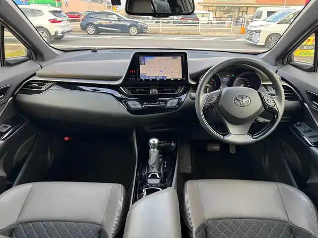 トヨタ Ｃ－ＨＲ G 滋賀県 2022(令4)年 2.8万km ブラック/エモーショナルレッドⅡ 2トーン ワンオーナー/純正9インチフルセグナビ/　フルセグ Bluetooth D DVD SDREC  AM FM/バックカメラ/純正ドライブレコーダー/ビルトインETC2.0/Toyota Safety Sense /プリクラッシュセーフティ/レーントレーシングアシスト［LTA］/オートマチックハイビーム［AHB］/レーダークルーズコントロール/ロードサインアシスト［RSA］/ブラインドスポットモニター〈BSM〉/クリアランスソナー /純正フロアマット/純正ドアバイザー/スマートキー×2/プッシュスタート/