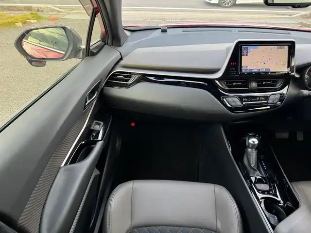 トヨタ Ｃ－ＨＲ G 滋賀県 2022(令4)年 2.8万km ブラック/エモーショナルレッドⅡ 2トーン ワンオーナー/純正9インチフルセグナビ/　フルセグ Bluetooth D DVD SDREC  AM FM/バックカメラ/純正ドライブレコーダー/ビルトインETC2.0/Toyota Safety Sense /プリクラッシュセーフティ/レーントレーシングアシスト［LTA］/オートマチックハイビーム［AHB］/レーダークルーズコントロール/ロードサインアシスト［RSA］/ブラインドスポットモニター〈BSM〉/クリアランスソナー /純正フロアマット/純正ドアバイザー/スマートキー×2/プッシュスタート/