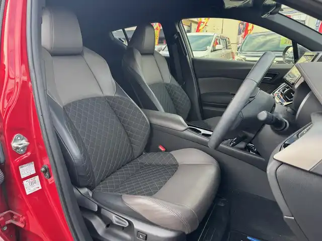 トヨタ Ｃ－ＨＲ G 滋賀県 2022(令4)年 2.8万km ブラック/エモーショナルレッドⅡ 2トーン ワンオーナー/純正9インチフルセグナビ/　フルセグ Bluetooth D DVD SDREC  AM FM/バックカメラ/純正ドライブレコーダー/ビルトインETC2.0/Toyota Safety Sense /プリクラッシュセーフティ/レーントレーシングアシスト［LTA］/オートマチックハイビーム［AHB］/レーダークルーズコントロール/ロードサインアシスト［RSA］/ブラインドスポットモニター〈BSM〉/クリアランスソナー /純正フロアマット/純正ドアバイザー/スマートキー×2/プッシュスタート/