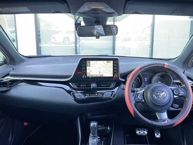 トヨタ Ｃ－ＨＲ S GRスポーツ 香川県 2020(令2)年 5.6万km ブラック/ホワイトパールクリスタルシャイン 2トーン 純正ナビ付き8型ディスプレイオーディオ/・フルセグTV/・Bluetooth/・AM/FMラジオ/ブラインドスポットモニター/バックカメラ/レーダークルーズコントロール/横滑り防止装置/盗難防止装置/レーンキープアシスト/衝突軽減システム/電子パーキングブレーキ/オートブレーキホールド/ビルトインＥＴＣ/プッシュスタート/スマートキー/ドアバイザー/トノカバー/ウィンカーミラー/純正フロアマット/純正19インチアルミホイール/電動格納ミラー/オートライト/オートマチックハイビーム/純正ＬＥＤヘッドライト/純正フォグランプ/ハーフレザーシート/前席ヒートシーター/ドリンクホルダー/革巻きステアリング/ステアリングリモコン/ISOFIX/取扱説明書/保証書