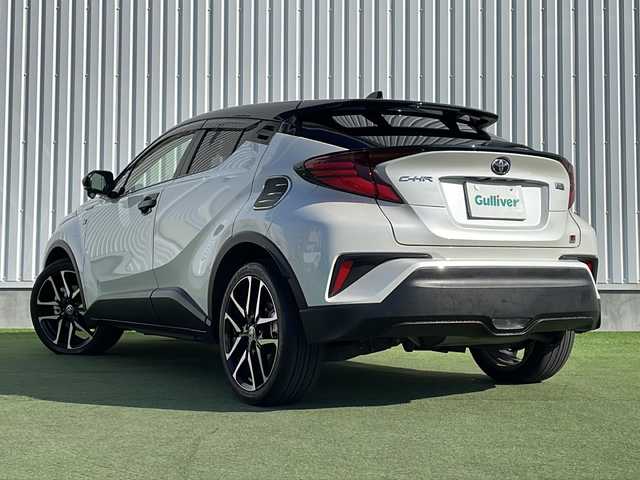 トヨタ Ｃ－ＨＲ S GRスポーツ 香川県 2020(令2)年 5.6万km ブラック/ホワイトパールクリスタルシャイン 2トーン 純正ナビ付き8型ディスプレイオーディオ/・フルセグTV/・Bluetooth/・AM/FMラジオ/ブラインドスポットモニター/バックカメラ/レーダークルーズコントロール/横滑り防止装置/盗難防止装置/レーンキープアシスト/衝突軽減システム/電子パーキングブレーキ/オートブレーキホールド/ビルトインＥＴＣ/プッシュスタート/スマートキー/ドアバイザー/トノカバー/ウィンカーミラー/純正フロアマット/純正19インチアルミホイール/電動格納ミラー/オートライト/オートマチックハイビーム/純正ＬＥＤヘッドライト/純正フォグランプ/ハーフレザーシート/前席ヒートシーター/ドリンクホルダー/革巻きステアリング/ステアリングリモコン/ISOFIX/取扱説明書/保証書