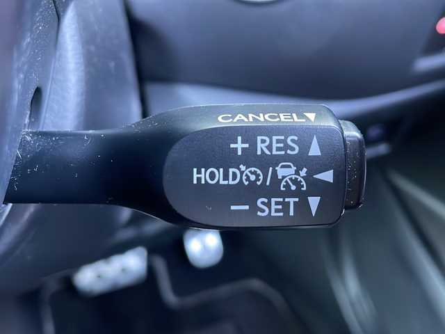 トヨタ Ｃ－ＨＲ S GRスポーツ 香川県 2020(令2)年 5.6万km ブラック/ホワイトパールクリスタルシャイン 2トーン 純正ナビ付き8型ディスプレイオーディオ/・フルセグTV/・Bluetooth/・AM/FMラジオ/ブラインドスポットモニター/バックカメラ/レーダークルーズコントロール/横滑り防止装置/盗難防止装置/レーンキープアシスト/衝突軽減システム/電子パーキングブレーキ/オートブレーキホールド/ビルトインＥＴＣ/プッシュスタート/スマートキー/ドアバイザー/トノカバー/ウィンカーミラー/純正フロアマット/純正19インチアルミホイール/電動格納ミラー/オートライト/オートマチックハイビーム/純正ＬＥＤヘッドライト/純正フォグランプ/ハーフレザーシート/前席ヒートシーター/ドリンクホルダー/革巻きステアリング/ステアリングリモコン/ISOFIX/取扱説明書/保証書