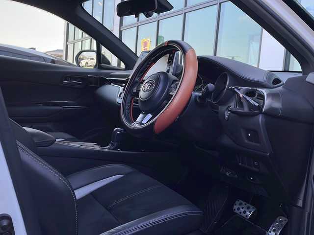 トヨタ Ｃ－ＨＲ S GRスポーツ 香川県 2020(令2)年 5.6万km ブラック/ホワイトパールクリスタルシャイン 2トーン 純正ナビ付き8型ディスプレイオーディオ/・フルセグTV/・Bluetooth/・AM/FMラジオ/ブラインドスポットモニター/バックカメラ/レーダークルーズコントロール/横滑り防止装置/盗難防止装置/レーンキープアシスト/衝突軽減システム/電子パーキングブレーキ/オートブレーキホールド/ビルトインＥＴＣ/プッシュスタート/スマートキー/ドアバイザー/トノカバー/ウィンカーミラー/純正フロアマット/純正19インチアルミホイール/電動格納ミラー/オートライト/オートマチックハイビーム/純正ＬＥＤヘッドライト/純正フォグランプ/ハーフレザーシート/前席ヒートシーター/ドリンクホルダー/革巻きステアリング/ステアリングリモコン/ISOFIX/取扱説明書/保証書